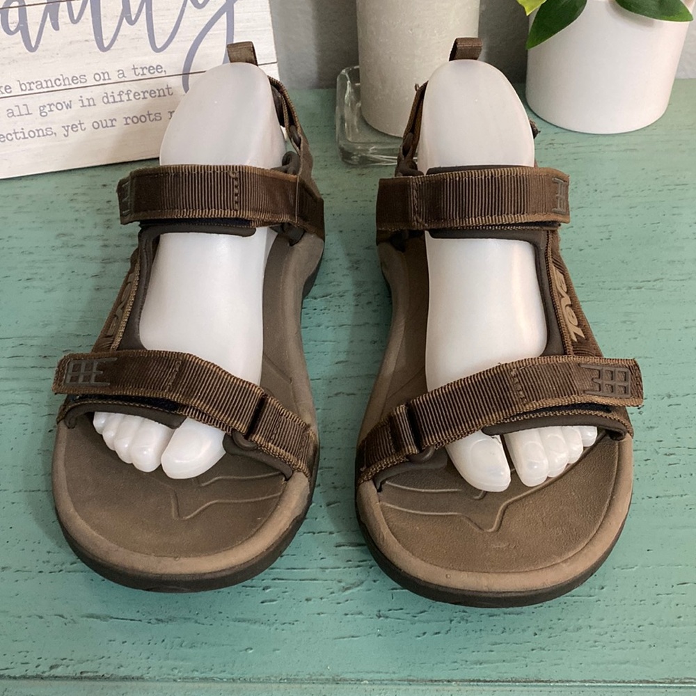 Men Teva sandals SZ 8